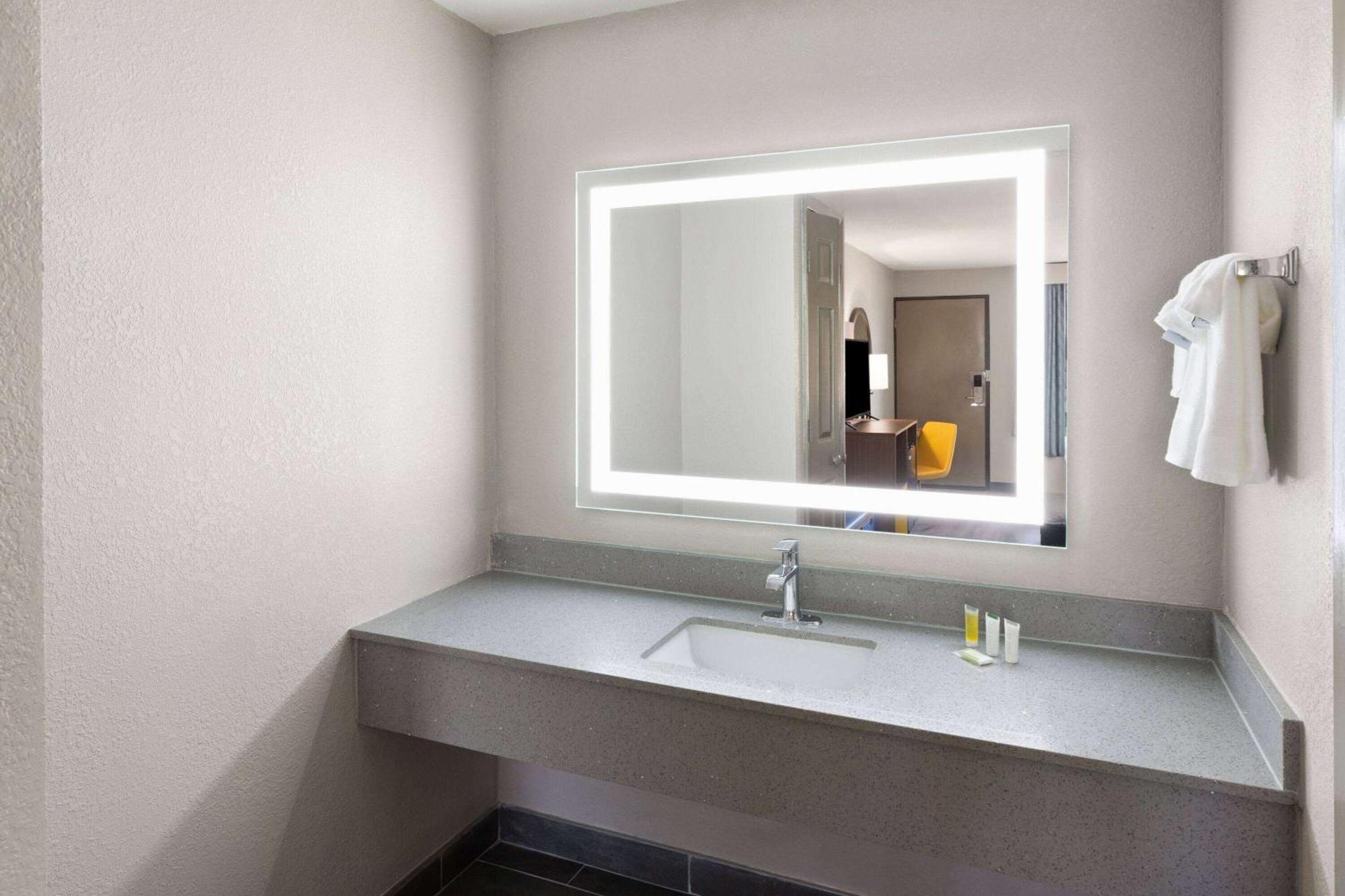 Days Inn & Suites By Wyndham Виксбърг Екстериор снимка